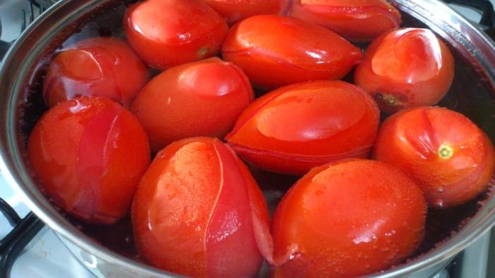 Резанные помидоры в собственном соку