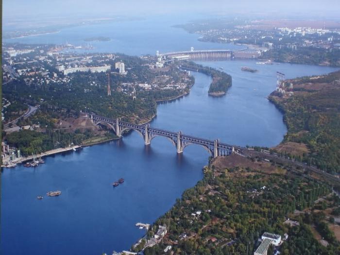 Река Днепр - это крупнейший природный объект Украины. Но она протекает и по территории России и  Белоруссии