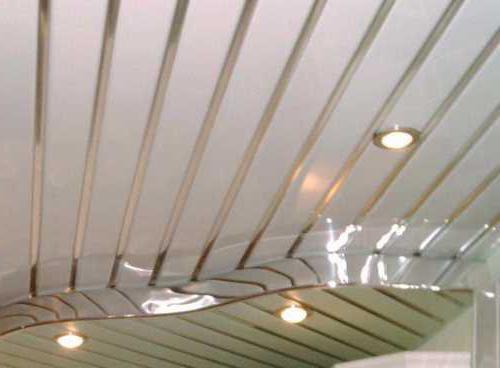 подвесной потолок из алюминиевых панелей 
