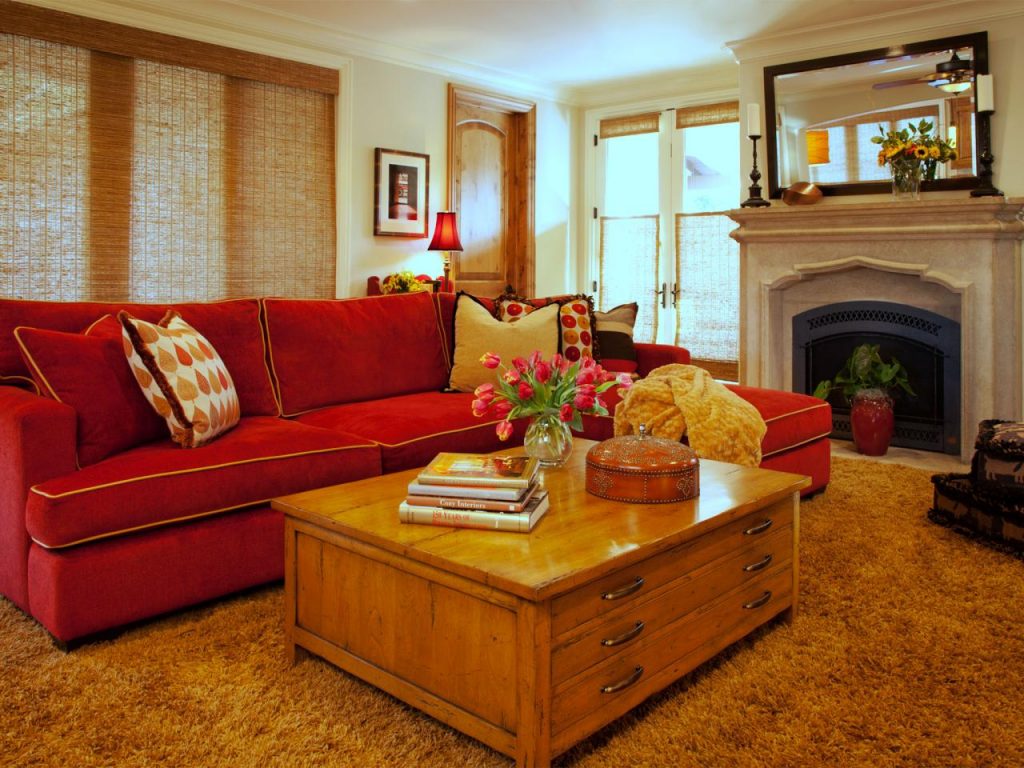 красный кожаный диван в интерьере