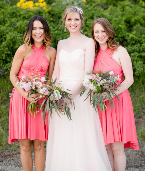 Невеста и две подруги в коралловых платьях