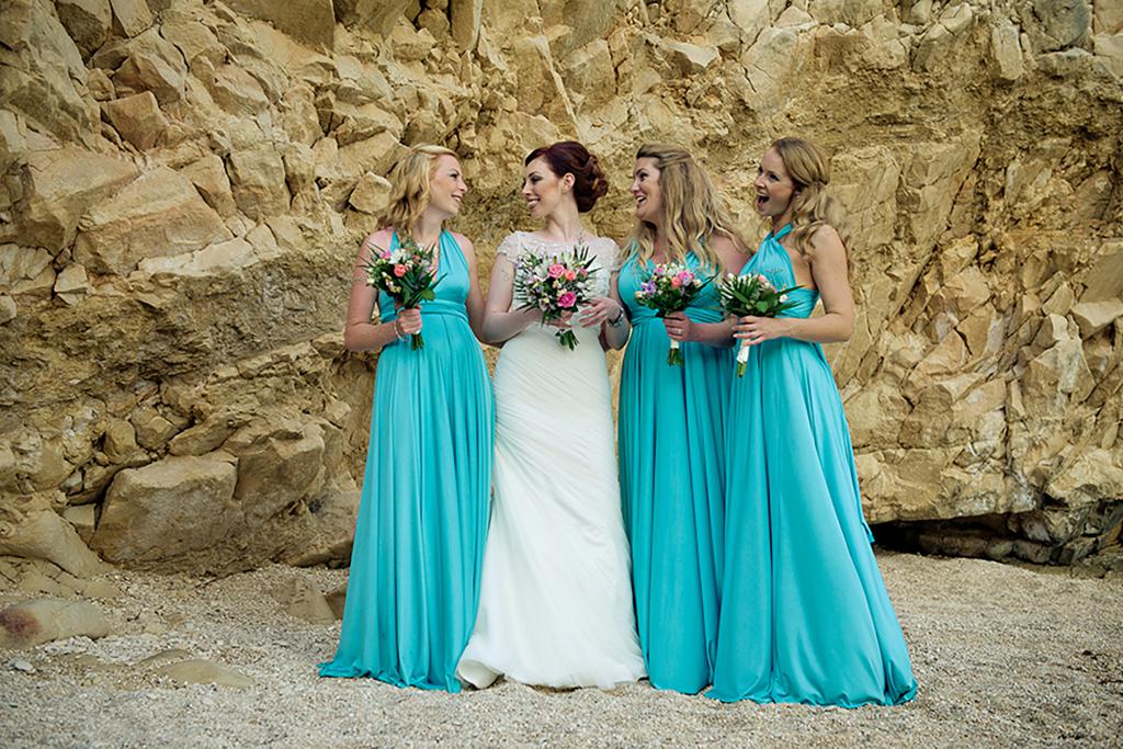 Три девушки в бирюзовых платьях и невеста