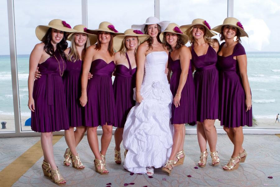 Невеста и ее подруги в фиолетовых платьях
