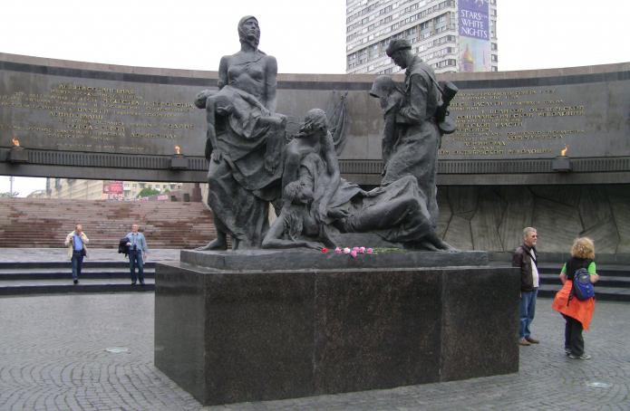 монумент героическим защитникам ленинграда фото