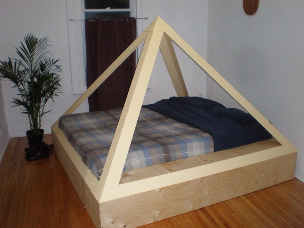 Кровать-пирамида