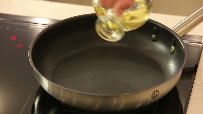 Налить в сковороду масла