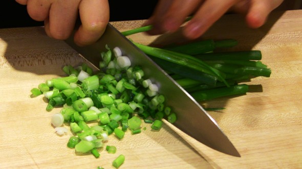 Порезать зеленый чеснок