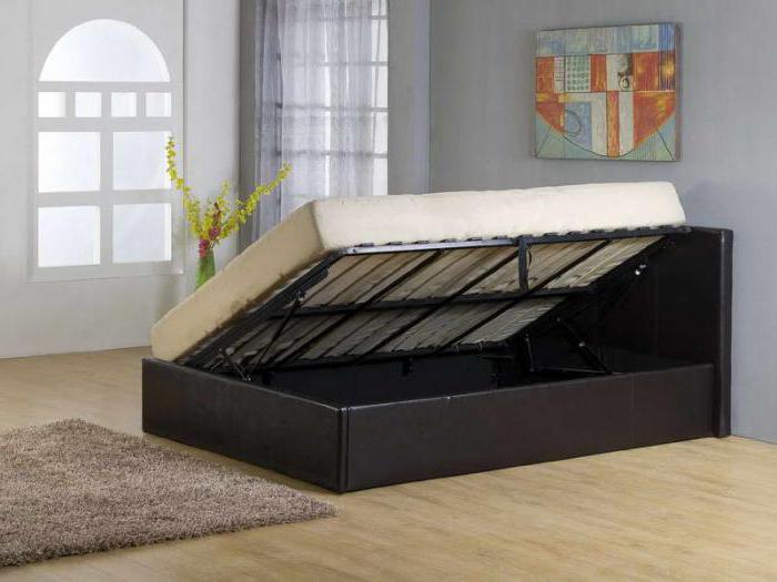 двуспальная кровать с мягким изголовьем и подъемным механизмом 