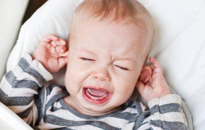почему ребенок чешет уши