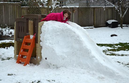 как построить горку из снега