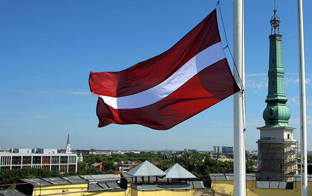 на флаге Австрии все три полоски имеют одинаковую ширину. Тогда, как на флаге Латвии ширина белой полосы гораздо уже ширины красных полос. 