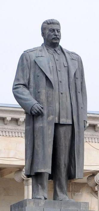 памятник сталин
