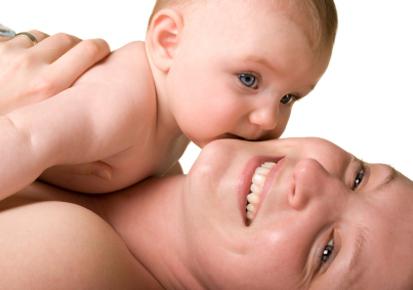 Как кормить новорожденного ребенка грудным молоком