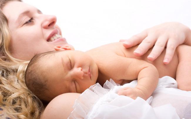 Как кормить новорожденного ребенка грудным молоком
