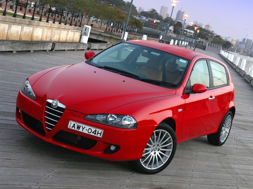 Alfa Romeo 147 в красном