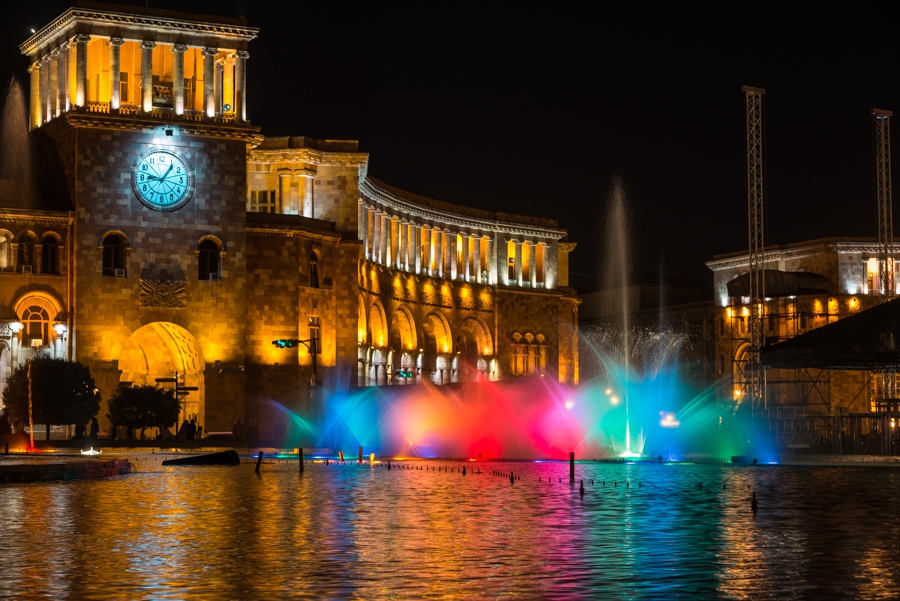 Площадь Республики в Ереване: поющие фонтаны