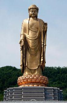 Статуя Будды весеннего храма
