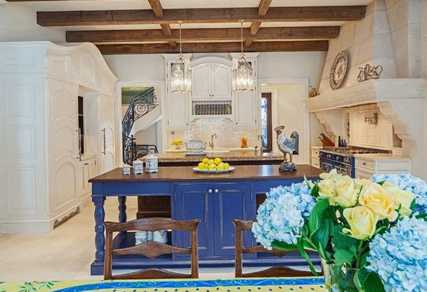 Бело-синяя кухня в образе прованс