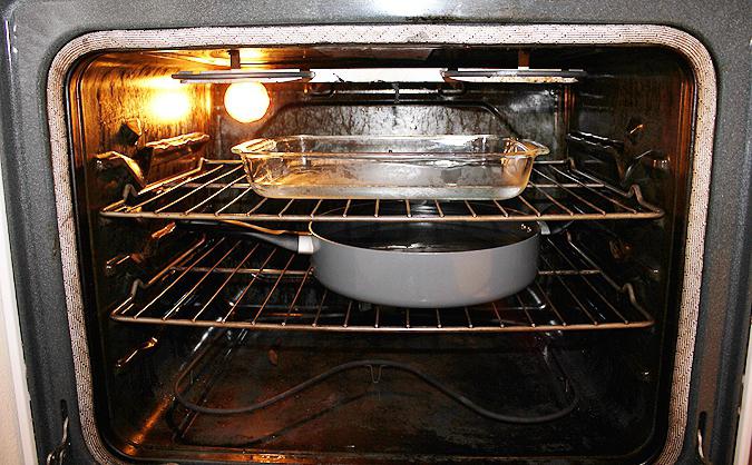 как очистить духовку от пригоревшего жира содой 