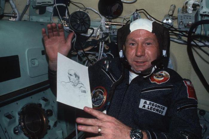 советский космонавт леонов