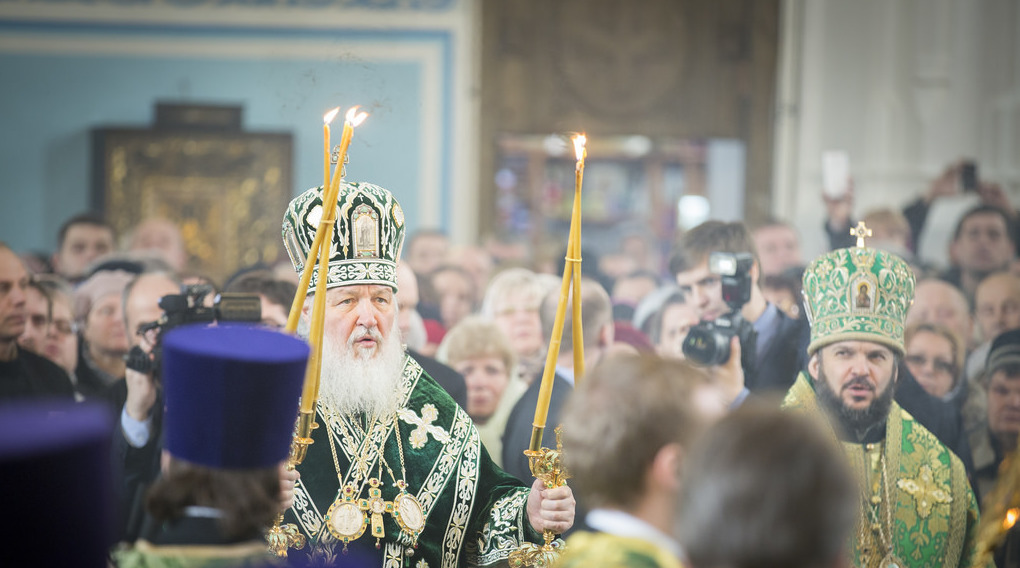 Патриарх Кирилл служит литургию