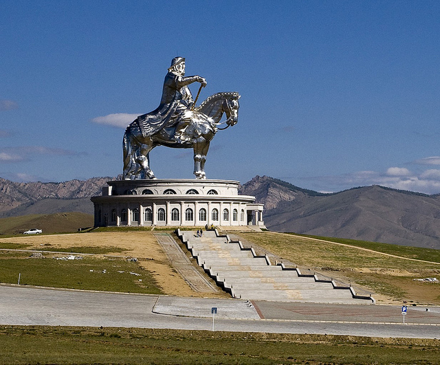 Монумент Чингисхану в монгольской степи