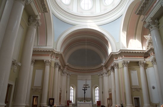 Колонны, укурашающие интерьер собора