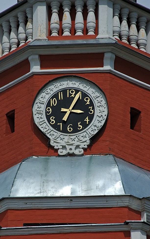 Часы на колокольне храма