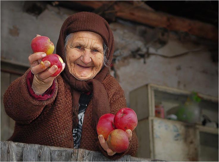 Старушка продает яблоки