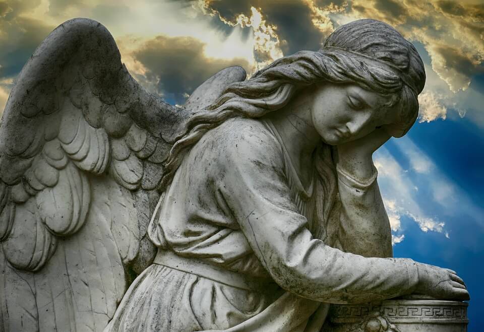 Скульптура скорбящего ангела