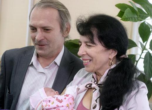 Женщина родила в 60 лет в Москве