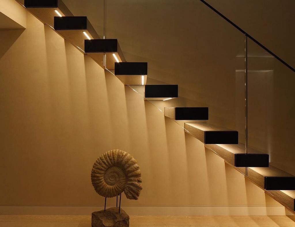 Встроенные светильники для подсветки ступеней лестницы