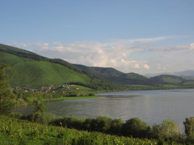 Озеро Маркаколь расположено в горах