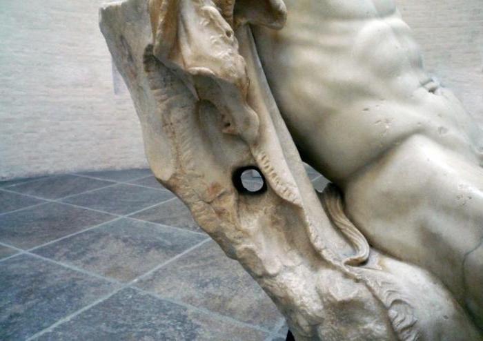 статуя спящего сатира