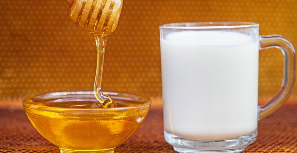 Теплое молоко с медом помогает восстановить голос