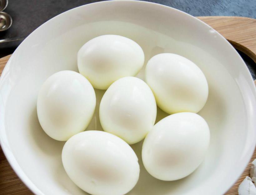 сколько можно хранить очищенные вареные яйца