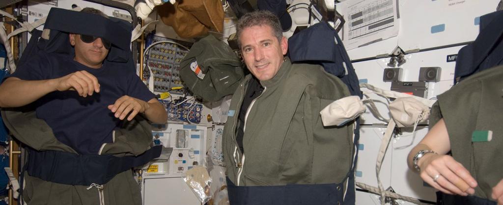 космонавты спят в космосе