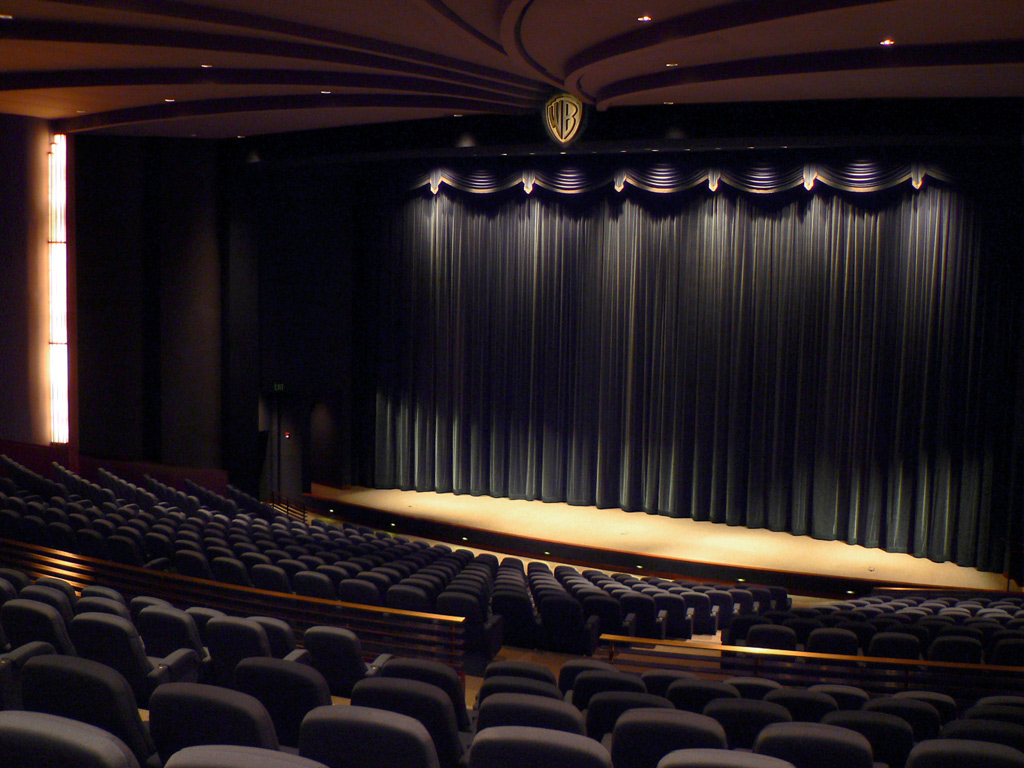Зрительный зал театра в черных тонах