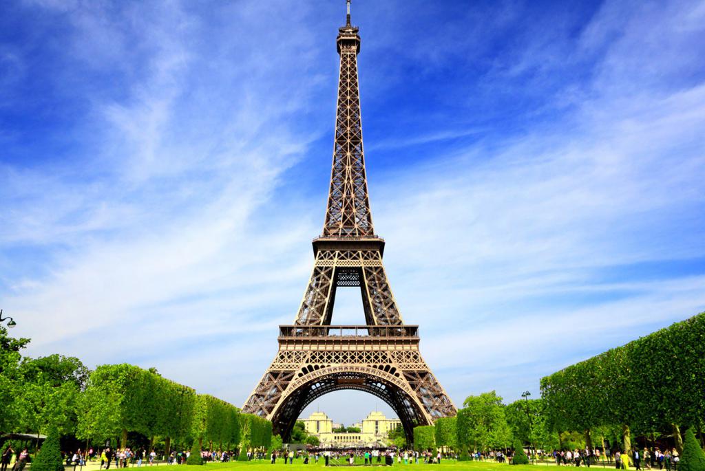 Эйфелева башня - символ Франции