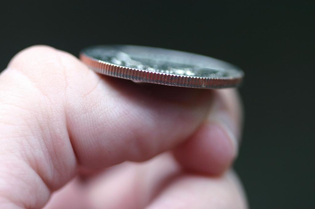 Монетка лежит на большом пальце
