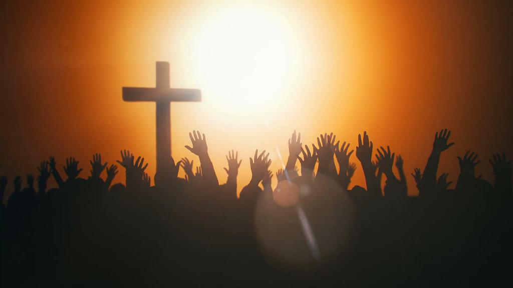 Поднятые руки и крест