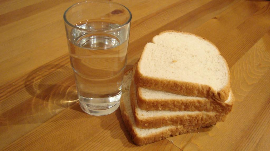 Хлеб и вода как пример скудной еды