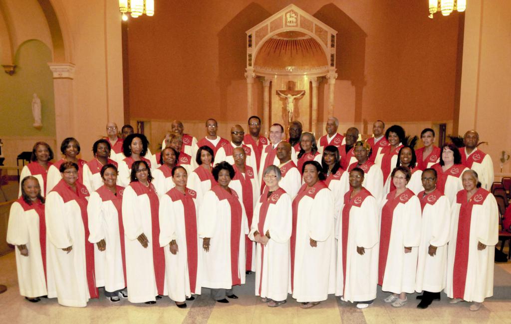 Мужчины и женщины в церкви, одетые к выступлению