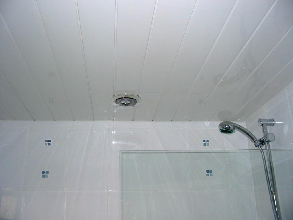 какой потолок сделать в ванной комнате