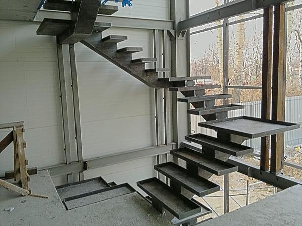 Элементы для лестницы из металла