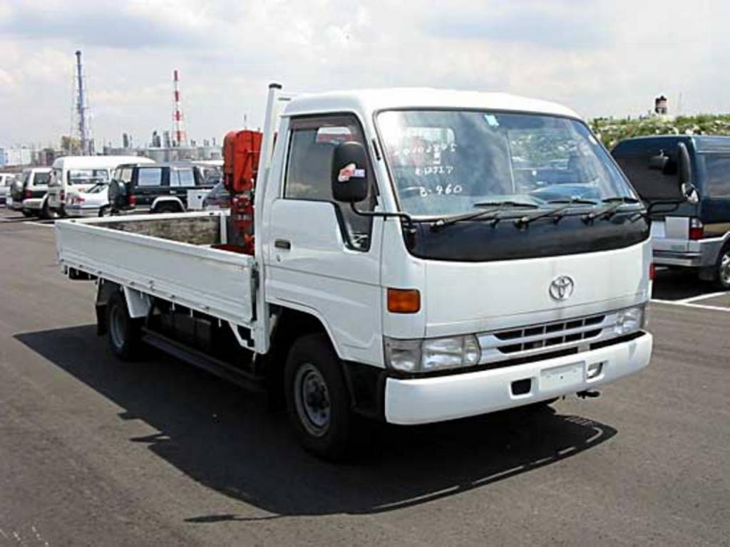 автомобиль Toyota Dyna