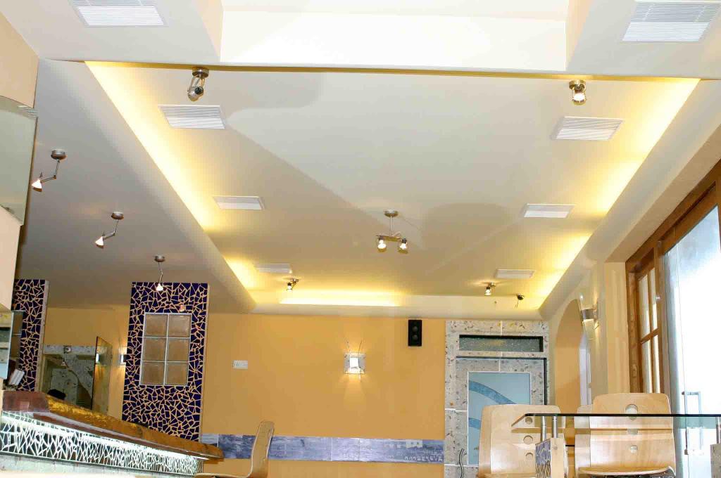 Лампочки в потолке: классификация и особенности установки, фото