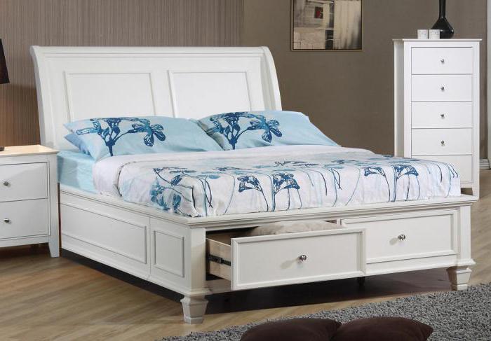 белая двуспальная кровать с ящиками