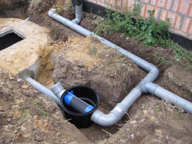Монтаж труб для автономной канализации