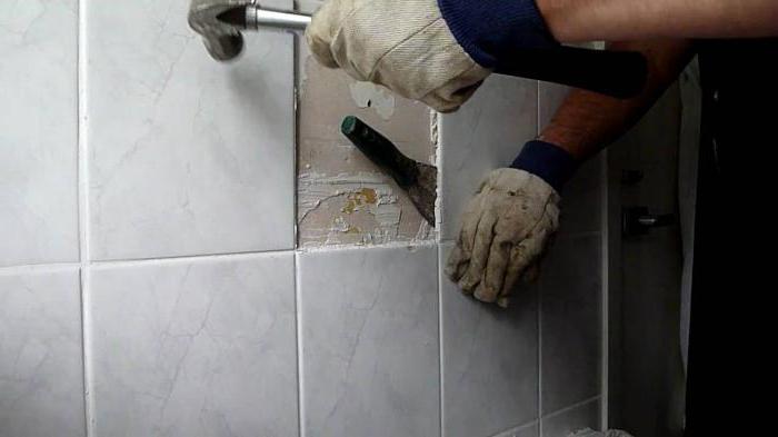 демонтаж плитки в ванной 